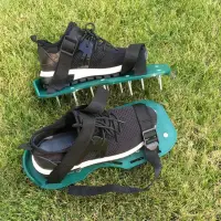 Lawn Aerator Shoes Aerator Spiked Sandals with Adjustable Strap Gardening Aerator Sandals for Yard Patio Garden
