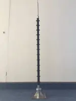 Current limiting lightning rod, dedicated lightning rod for satellite communication equipment